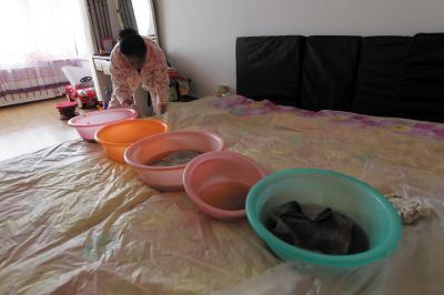泾源楼上漏水，住户失联，小区没物管，业主维权难！律师来支招……